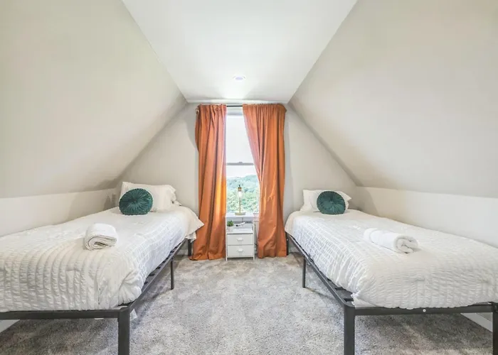 Spacious 4 Bedroom Mt Washington Home Skyline Views Holiday home